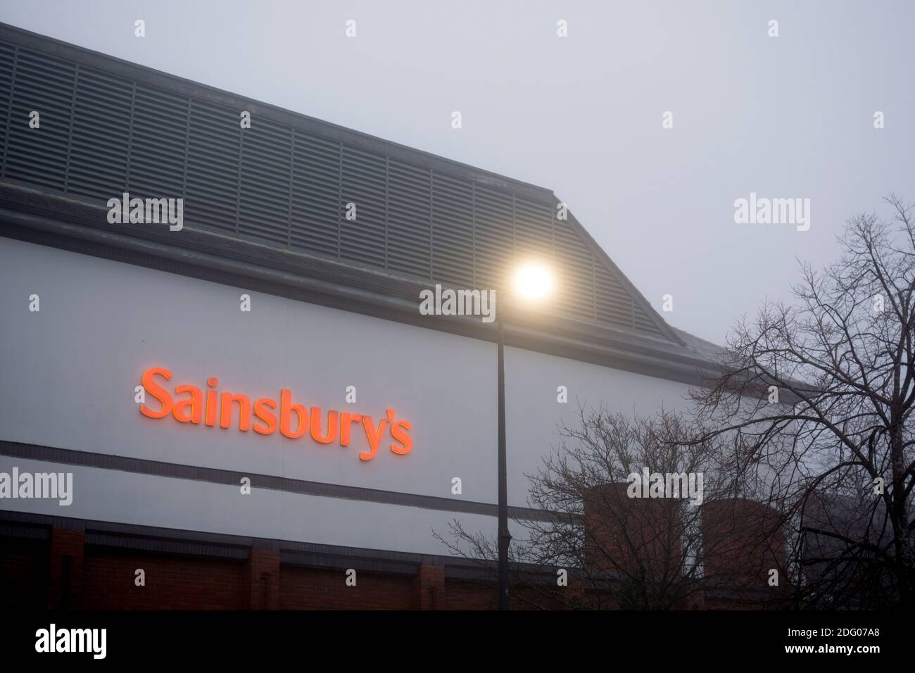 Sainsbury`s Supermarkt an einem nebligen Wintertag`s, Warwick, Großbritannien Stockfoto